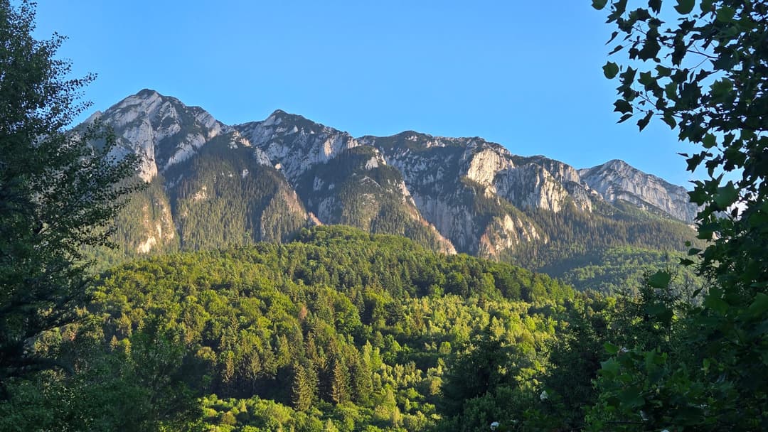 Piatra Craiului, priveliștea care vă întâmpină de pe terasa pensiunii Coliba lui Zalmoxe, unde vom fi cazați pe perioada programului.