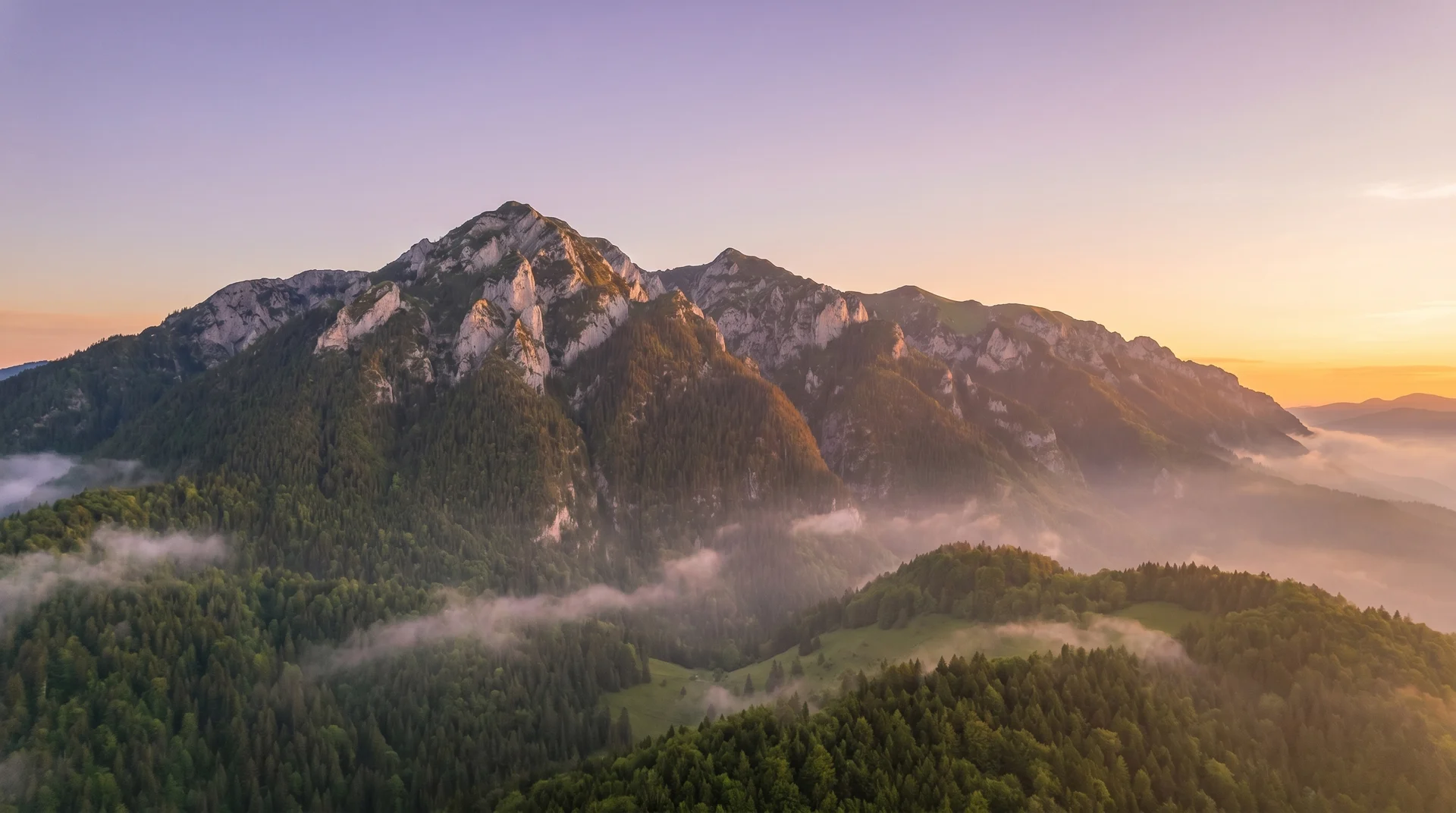 Piatra Craiului în lumina dimineții